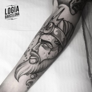 tatuaje_brazo_neptuno_blackwork_Dalmau_Tattoo_Logia_Barcelona 